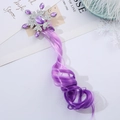 Détail de la pince à cheveux flocon de neige avec extension bouclée dégradée violette - Dégradé Violet