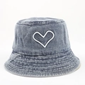 Cappello da pescatore in denim blu scuro lavato con grande cuore bianco ricamato - M (56-58cm) / Blu Chiaro con Cuore Bianco