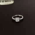 Gros plan d'une bague coeur avec nœud en argent et oxydes de zirconium sur cuir brun - 9# Bague-Argent (Grande) Carrée