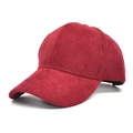 Dettaglio del cappellino da baseball in velluto a coste rosso scuro e cuciture a pannelli - Borgogna / M (56-58cm)