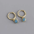Detailopname van S925 zilveren oorringen met lichtblauwe zirkoon hangers en gouden finish - 925 zilver / Turkoois Blauw (Goud)