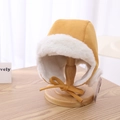 Dettaglio del cappello invernale giallo zenzero per neonati con fodera in ecopelliccia bianca - Circonferenza 52cm (2-6 Anni) / Giallo
