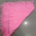 Foulard quadrato in maglia rosa tradizionale per anziane con dettaglio di frange - 75x75cm / Rosa