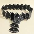Dettaglio cintura corsetto in pelle nera con design smerlato a ventaglio e occhielli - Nero