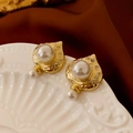 Detail von Vintage-Goldohrringen mit Perlen und Strasssteinen auf weißem Keramiktablett - 14# Silber-Ohrstecker - Gold - Herz