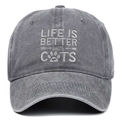 Dettaglio del ricamo Life Is Better With Cats su cappello da baseball in cotone grigio lavato - Grigio