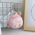 Dettaglio del ciondolo di peluche rosa a forma di rotolo di fragola con portachiavi - Torta alla Fragola Rosa