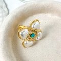 Bague fleur dorée aux pétales de cœur blancs, centre turquoise et micro-strass étincelants - Fleur à Quatre Pétales Perle / Blanc perle