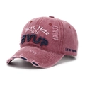 Détail d'une casquette en coton délavé avec broderie VUP en 3D et finitions usées vintage - Taille unique (réglable 56-60 cm) / Bordeaux
