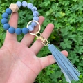 Makrodetail aus blauen Silikonperlen mit Marmormuster und Lederquasten Schlüsselanhänger - Hellblaue Lederquaste Blaue Perlen mit Marmormuster (Stil 17)