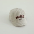 Beigefarbene Baby-Baseballkappe aus Cord mit BOSTON-Stickerei - Boston Buchstaben / Gebrochenes Weiß