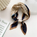 Sciarpa a pieghe beige e blu navy con stampa a catena classica a forma di fiocco - Blu Notte Plissettato Motivo Lira