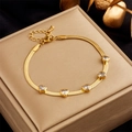 Bracelet chaîne serpent en acier plaqué or avec cinq zircons en forme de cœur élégant - Bracelet