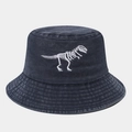 Détail de la broderie squelette de dinosaure blanc sur chapeau bob en denim délavé - Taille unique / Bleu marine