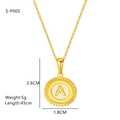 Detalle del collar de acero dorado con colgante de letra A y medidas del producto - Letra A (S-P005-A)