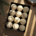Set van 12 roomwitte kerstballen met gouden glitters in een luxe geschenkverpakking - 12 Stuks in Doos / crème