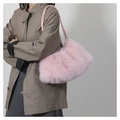 Détail du sac à épaule en fausse fourrure rose avec anneaux dorés sur la bandoulière - Rose foncé