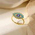 Dettaglio dell'anello regolabile con occhio del diavolo in smalto blu e sfondo in pietra - Stile Occhio Blu con Bordo Perlato a Strato Singolo