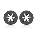 Detalle de pendientes redondos negros con delicados recortes en forma de copo de nieve - Negro Mate