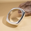 Detalle de brazalete geométrico plateado sobre madera natural de estilo minimalista - Estilo Geométrico Cuadrado Redondo (3#)