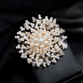 Gros plan d'une broche artisanale en fil doré ornée de perles blanches et de cristaux - Style Perle Tournesol (Style 3)