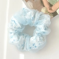 Detail eines geblümten Haargummis mit einer Schicht aus blauem, transparentem Organza - Double Layer Gauze Floral Style / Blau