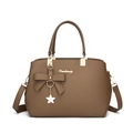 Braune Handtasche aus Leder mit Schleife und Blumenanhänger, Doppelgriff-Design - Hellbraun