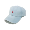 Dettaglio del cappellino in denim azzurro con un piccolo cuore rosso ricamato - M (56-58cm) / Celeste