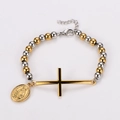 Detalle de pulsera de cuentas bicolor con cruz horizontal y medalla de la Virgen María - Oro y Plata
