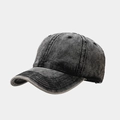 Gros plan d'une casquette en jean gris anthracite délavé avec bords usés vintage - Réglable / Noir