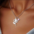 Collana con rosa in argento e ciondolo con gemma rosa indossata da una modella - Giugno
