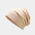 Detalle del gorro beige que muestra la textura de canalé horizontal de la tela - M(56-58cm) / Beige