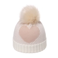 Gestrickte Mädchenmütze für den Winter mit rosa Herzmuster und cremefarbenem Pompon - Beige