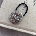 Detail van zilveren onregelmatige metalen accent op zwart elastisch haarelastiekje voor dames - Zilveren Lava Textuur Stijl (D-5421-2)