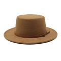 Détail d'un chapeau en feutre de laine à bord plat avec ceinture en cuir marron - M (56-58cm) / Café Clair