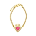 Detalle de pulsera de malla dorada con colgante de corazón rosa y cristales finos - Rojo