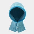 Detalle de pasamontañas de punto azul con textura de lana gruesa y botón blanco frontal - Protector de cuello con capucha integrado / Azul lago con ribete azul claro
