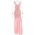 Dettaglio abito rosa in tulle con scollo a V, vita a pieghe ed elegante gonna lunga fluida - S / Rosa