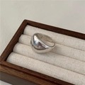 Moderner S925 Sterlingsilber breiter gewölbter Ring auf Holz-Displaybox präsentiert - Einstellbar Offen / Silberne Polierte Bogen-Ausführung (JZB011)