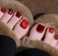Dettaglio di unghie finte per piedi occhio di gatto rosso rubino con effetto lucido - Stile Occhio di Gatto Rosso Scuro (FW71) / Colla Gel Gialla + Lima Per Unghie