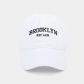 Vue détaillée de la broderie Brooklyn EST 1631 sur une casquette vintage en coton blanc - Blanc