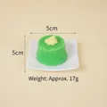 Portachiavi con torta simulata verde e crema gialla su vassoio quadrato bianco - Pasticceria Verde (Senza Gancio)