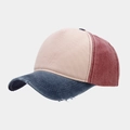 Dettaglio della visiera consumata e design color-block sul cappello in cotone lavato - Blu navy