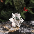 Détail d'un flocon de neige 3D en bois blanc avec clochette et motif de houx festif - Flocon de Neige Blanc Double Pièce