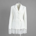 Gros plan détaillé du blazer blanc avec bordure en dentelle aux manches et à l'ourlet - XS / Blanc