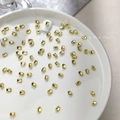 Makroaufnahme von gelben langen oktogonalen Strasssteinen für Nagelkunst-Dekoration - Einzeln Gold Mini Oktogon 4*6mm