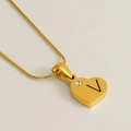 Collier cœur doré avec gravure lettre V et accent diamant sur une chaîne serpent - Lettre V