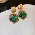 Boucles d'oreilles dorées avec texture martelée et pierre carrée aux reflets irisés - Boucles d'Oreilles Pendantes Épissées de Anneau en Or Vert Couleur Magique Aurora