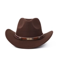 Détail d'un chapeau de cow-boy marron foncé avec bande tressée et plume dorée élégante - M (56-59cm) / Marron Plume Dorée