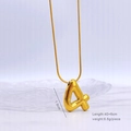 Collier minimaliste en or avec pendentif lettre A ballon sur plateau dépoli - Chiffre 4